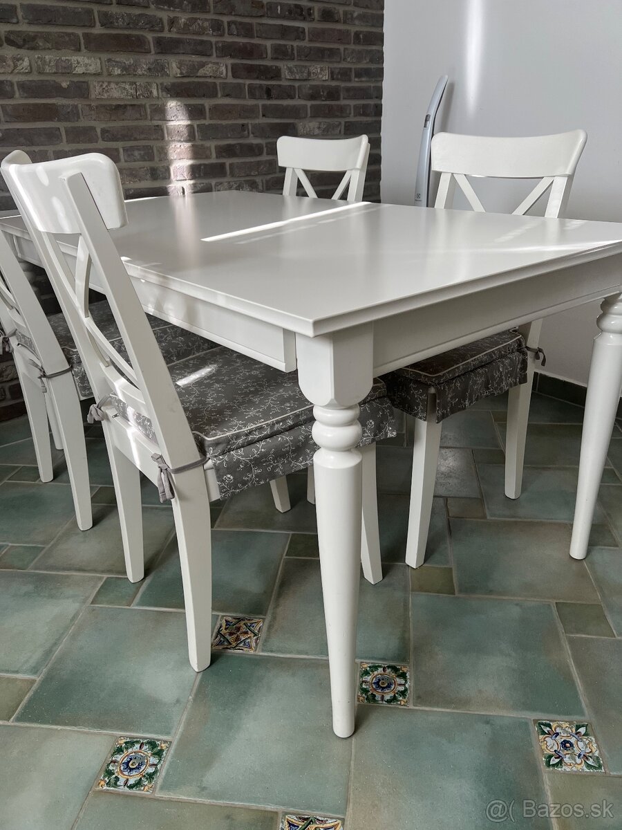 Stôl jedálenský a stoličky