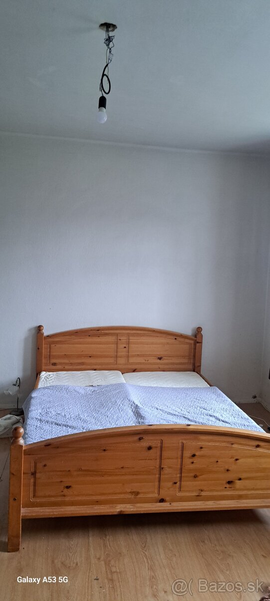 Predám posteľ s 2 nočnými stolíkmi