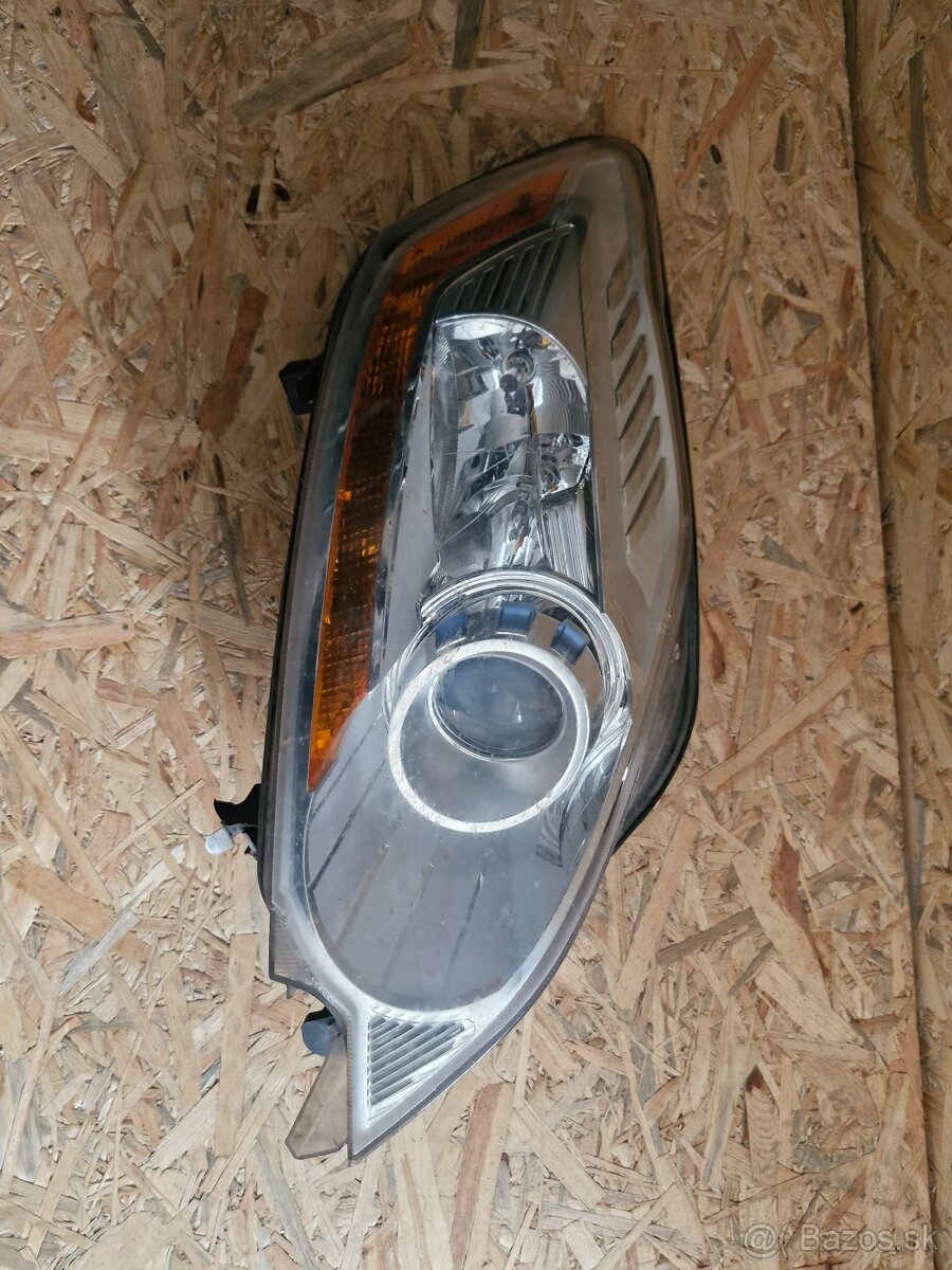Ford Kuga svetlomet