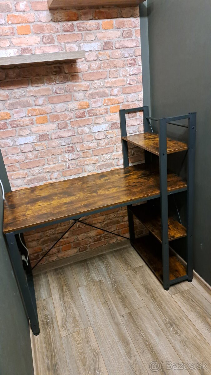 Písací stôl s policami