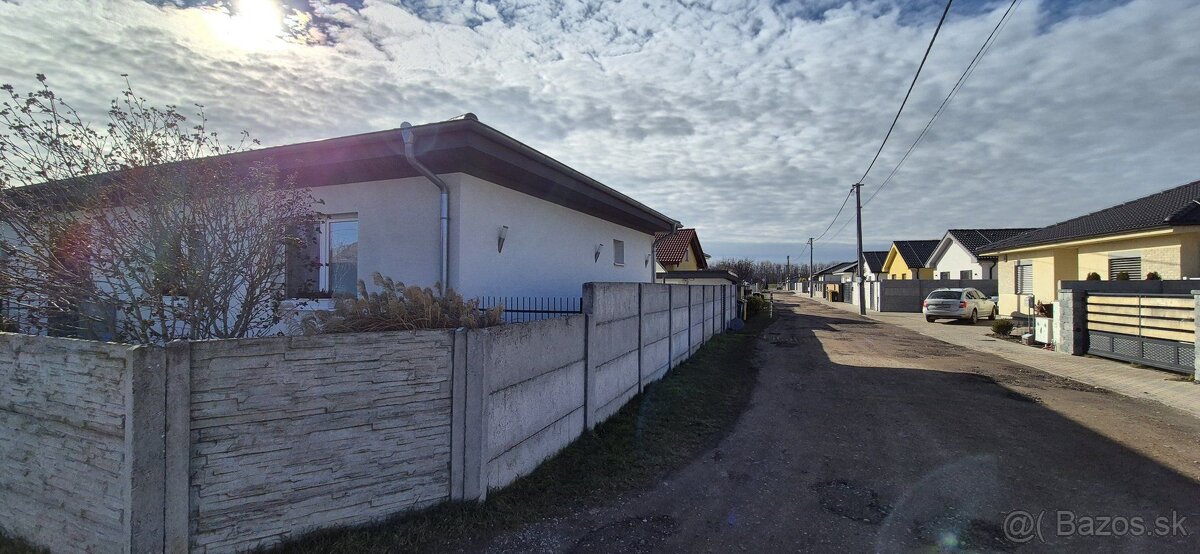 REZERVOVANÉ PREDAJ 4-IZBOVÝ RODINNÝ DOM – BUNGALOV V OBCI