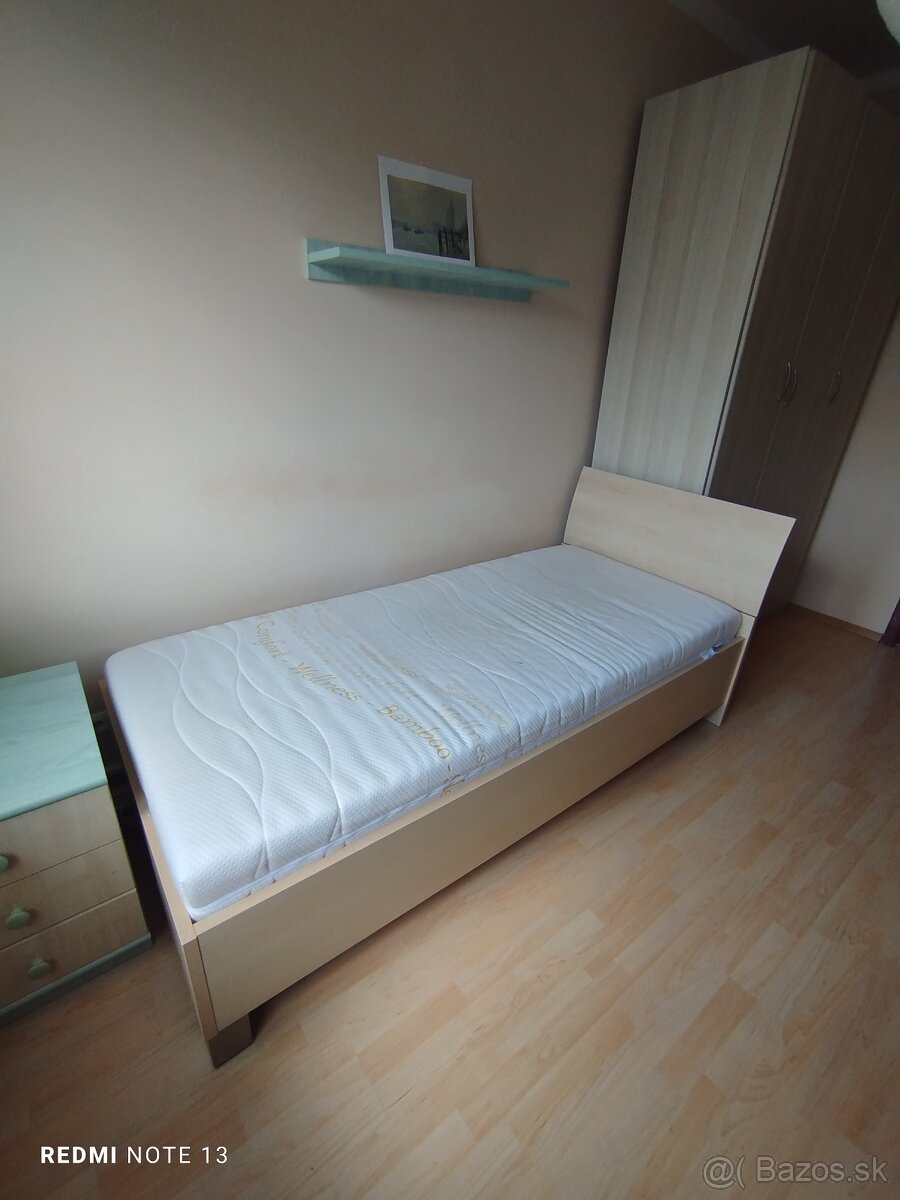Predám posteľ s matracom