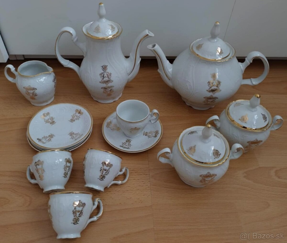 Biely porcelánový set so zlatými ornamentmi