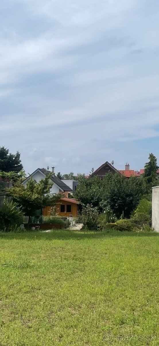 Predám stavebný pozemok 817 m² – Ivanka pri Dunaji, Dlhá uli