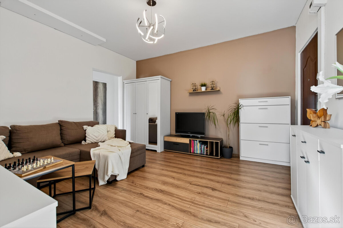 Senec - NA PREDAJ čiastočne prerobený 1,5 izbový byt, hneď p