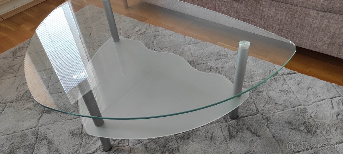 sklenený konferenčný stolík