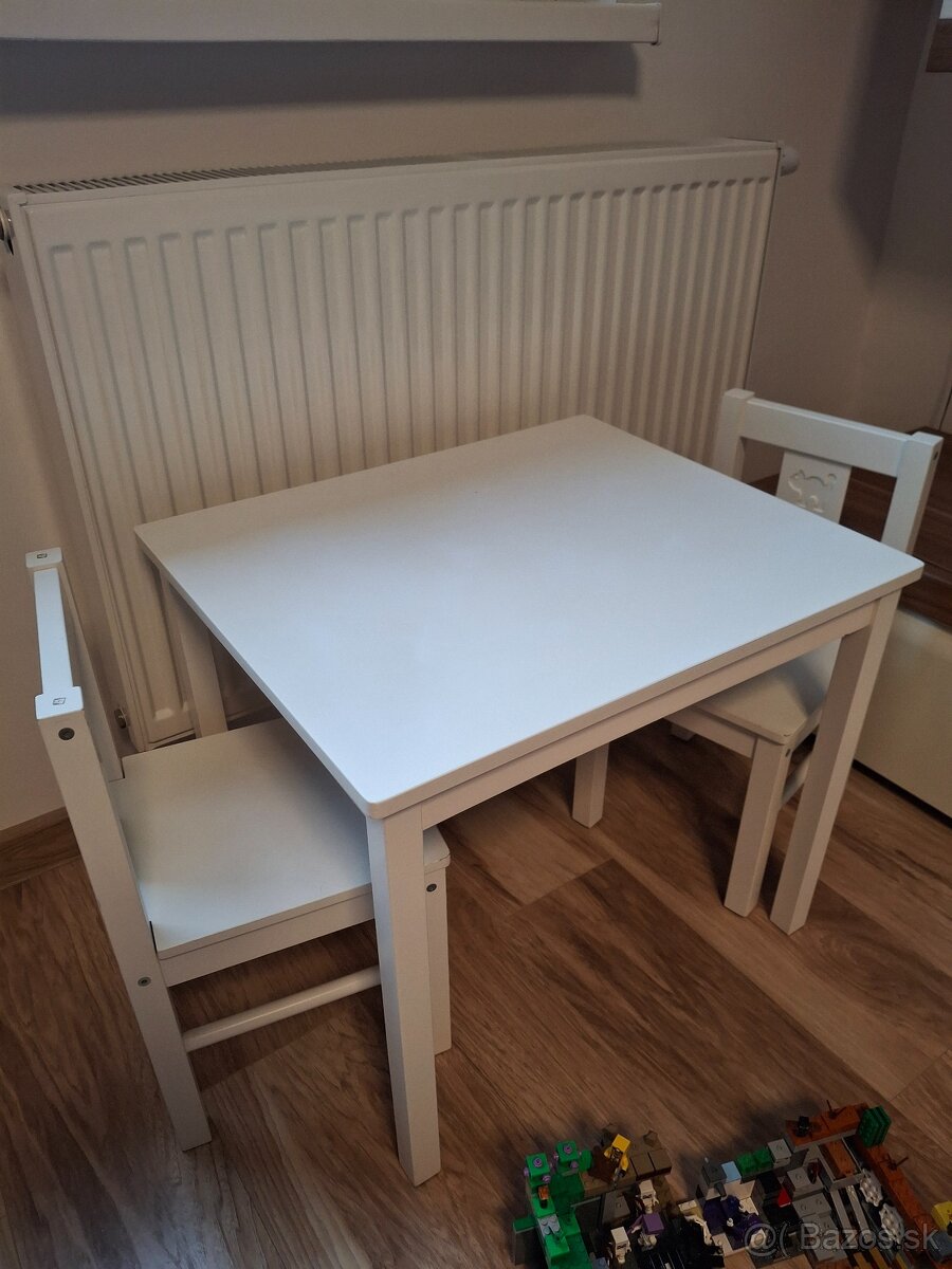 Detský stolík so stoličkami