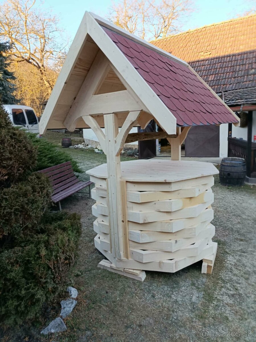 Okrasná drevena studňa