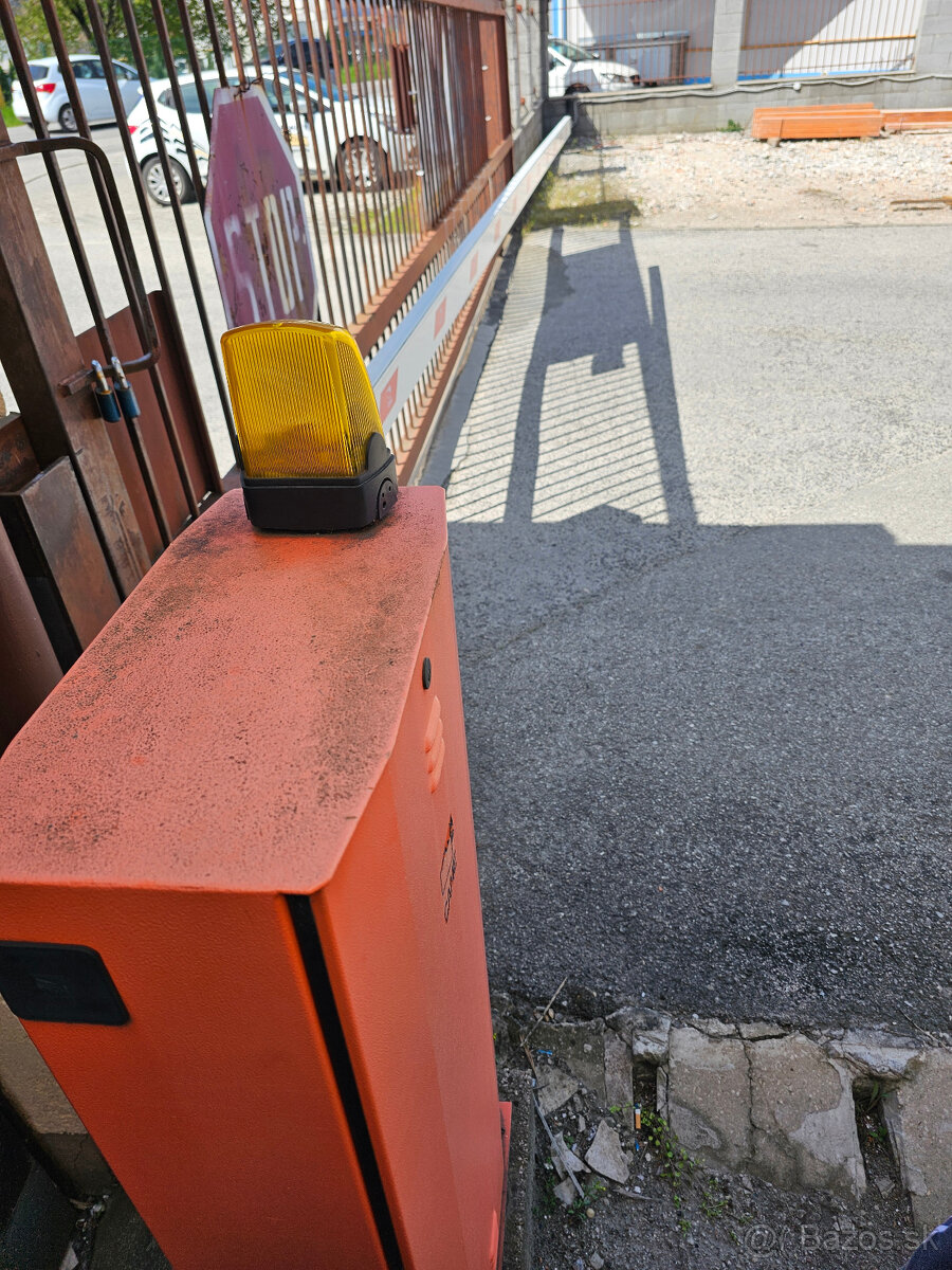 Elektrická závora rampa s ramenom dĺžky 6 metrov