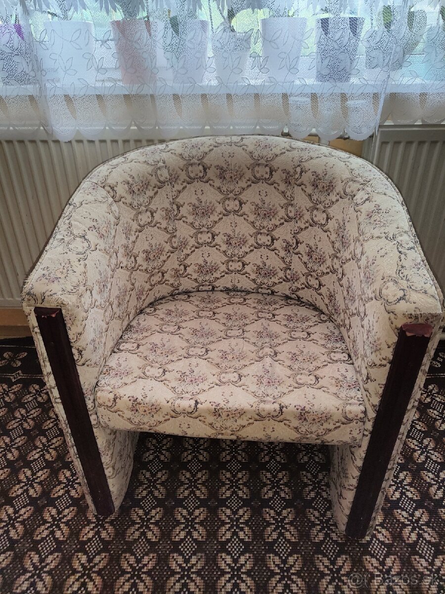 Práve Drevené kreslo látkové akcia 10€ priamo PO