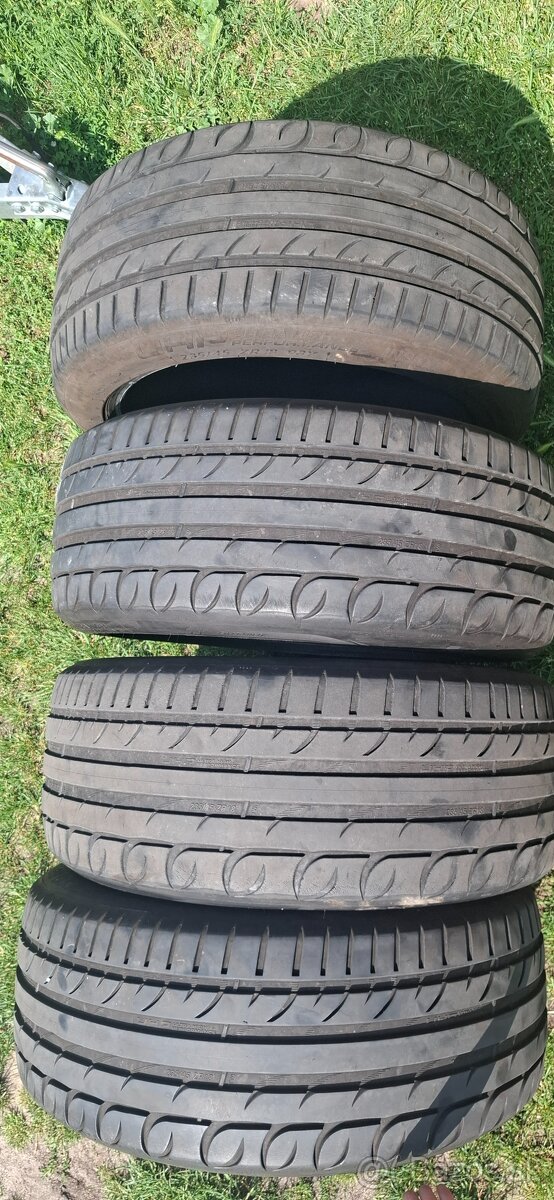 235/45 ZR18 98Y
