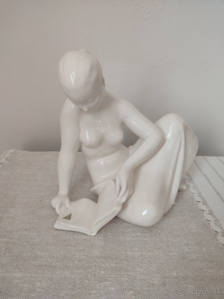 Keramia žena s knihou keramická soška 28 cm