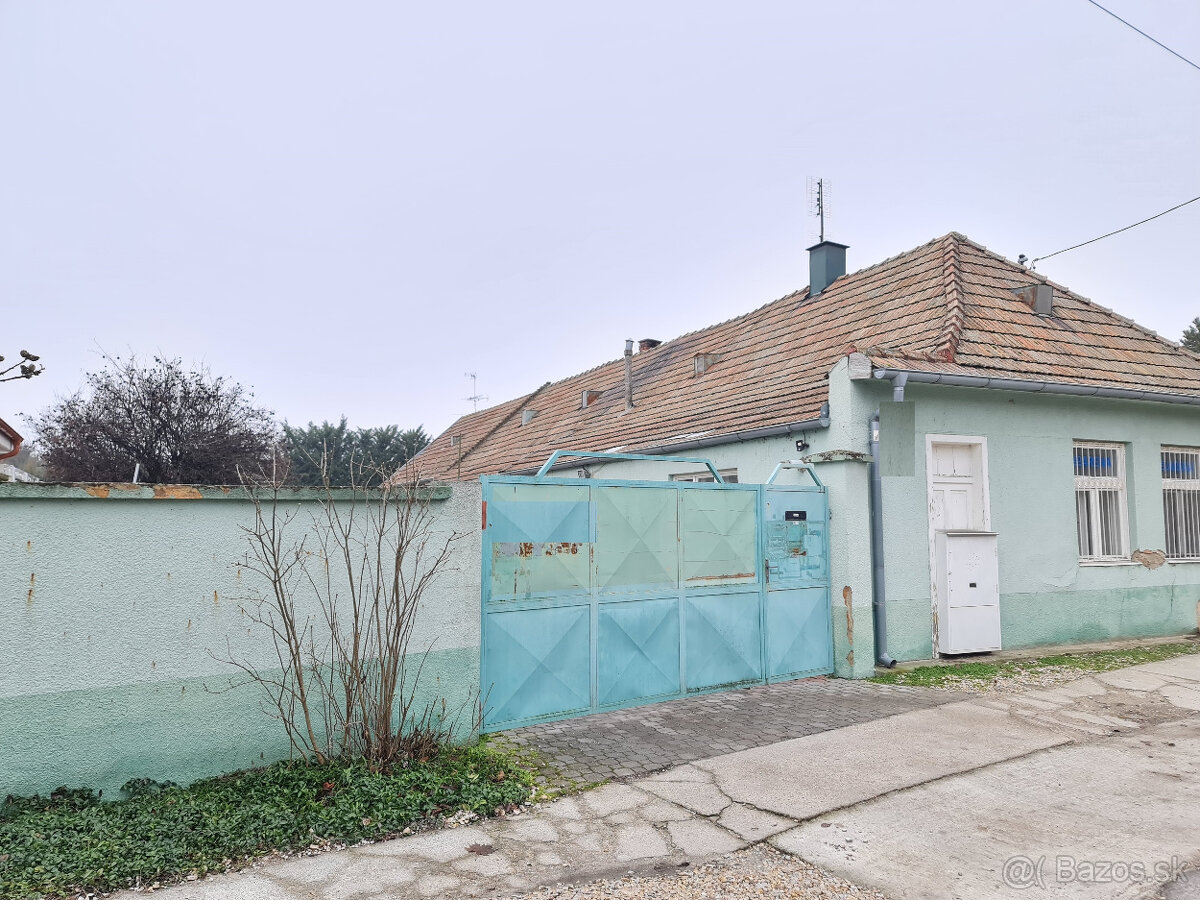 Pozemok 933 m2 so starším domom, vhodné aj na podnikateľské