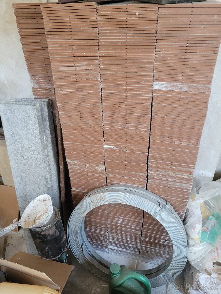 Dlažba hnedá 60m2 (cca 1000ks)