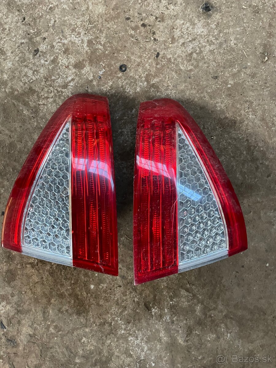 Zadné svetla Ford mondeo mk4