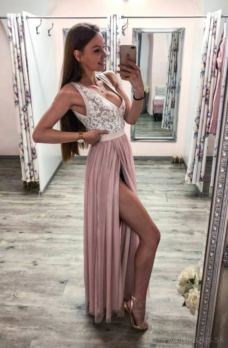 Tmavoružové spoločenské šaty