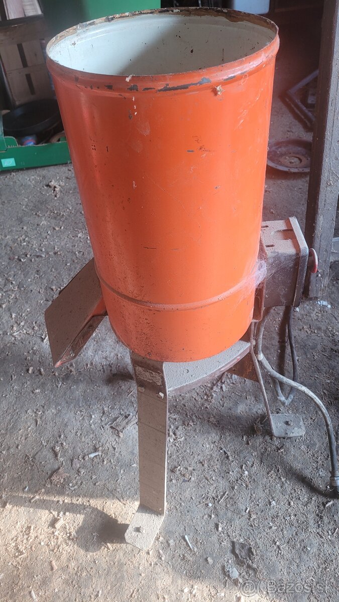 Drvič ovocia-šrotovník na obilie