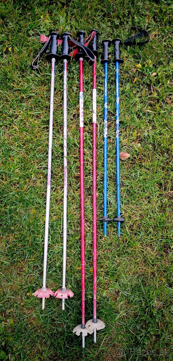 Lyžiarska/Snowboardová prilba Uvex (XS/S)+ lyžiarske palice