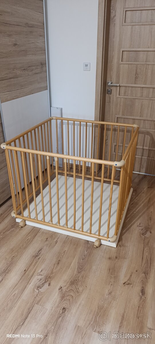 Drevená detská ohrádka