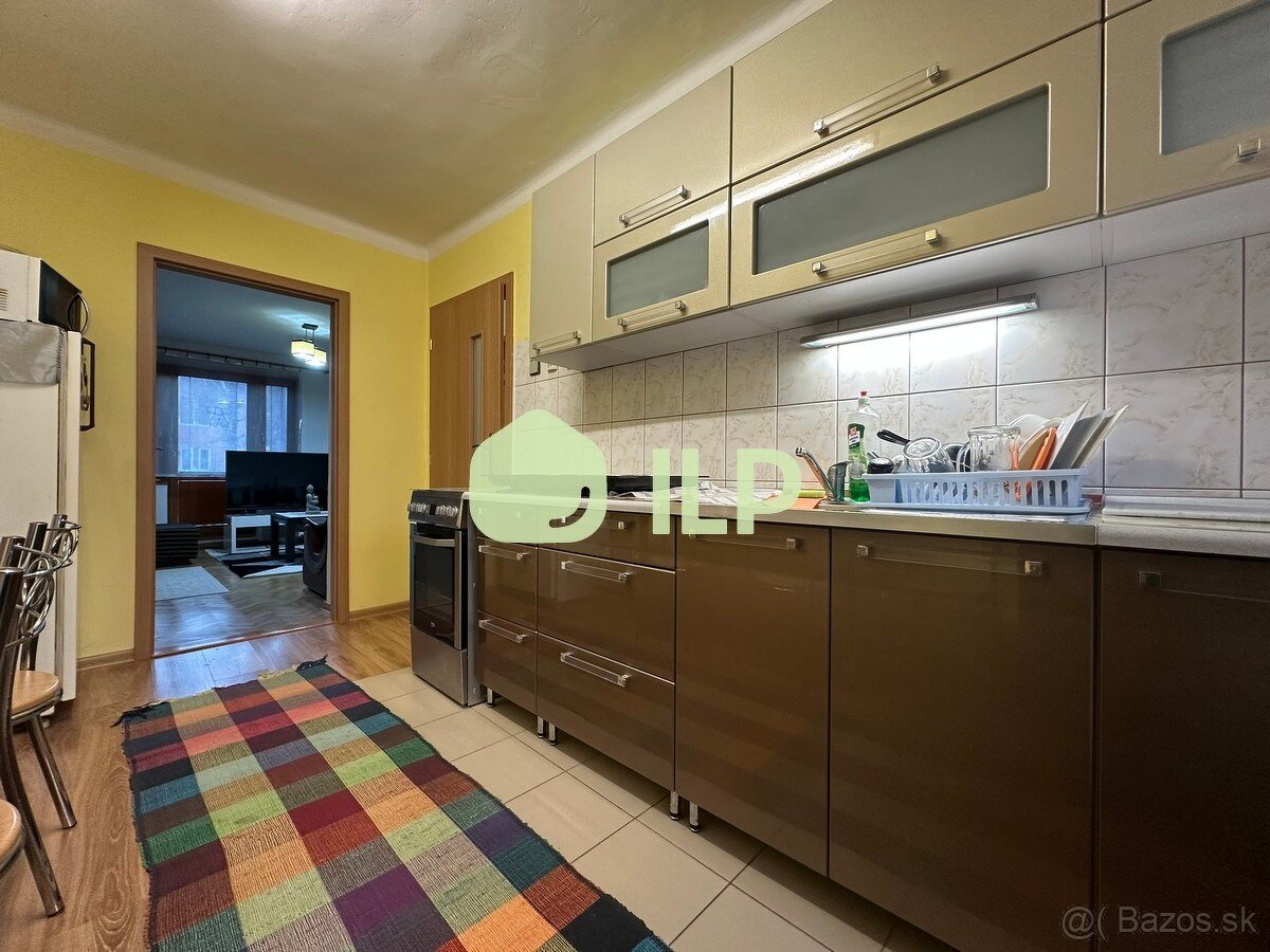 VÄČŠÍ 2-izbový byt s balkónom na predaj v centre SNV