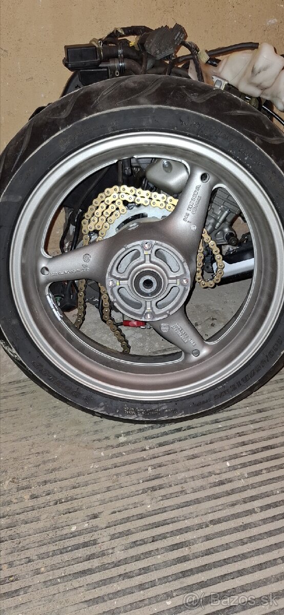 Honda CB600 Hornet 2005 zadné koleso j17m cxmt 5.50 dot
