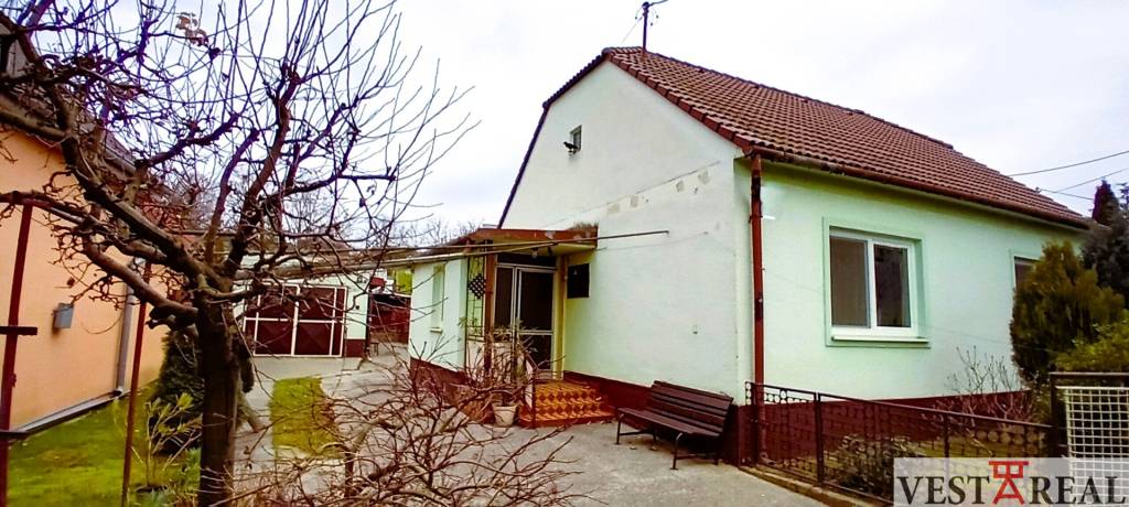 Na predaj rodinný dom s predzáhradkou a garážou v obci Dolná