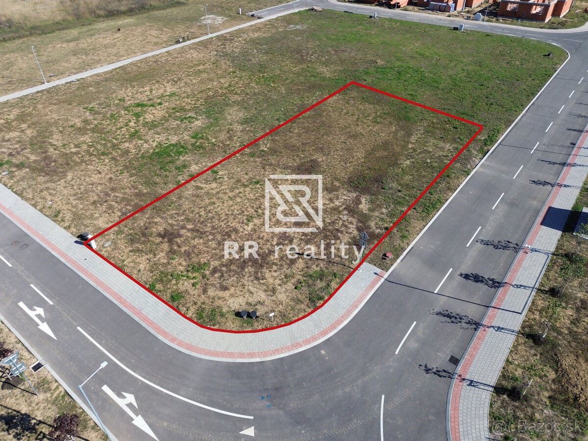 Stavebný pozemok 672m2, všetky IS, asfaltová cesta