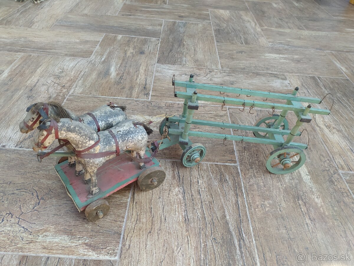 Stará hracka konsky zaprah s vozom