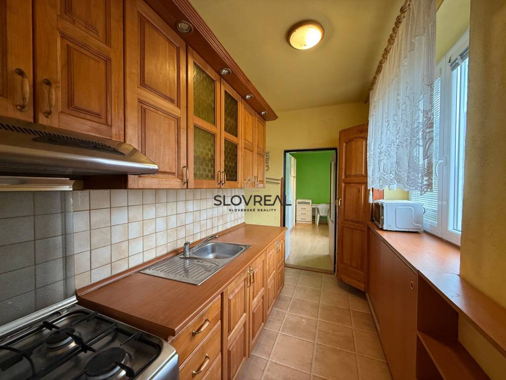 SLOVREAL-predaj 4 izbový byt s garážou a záhradkou Nová Baňa