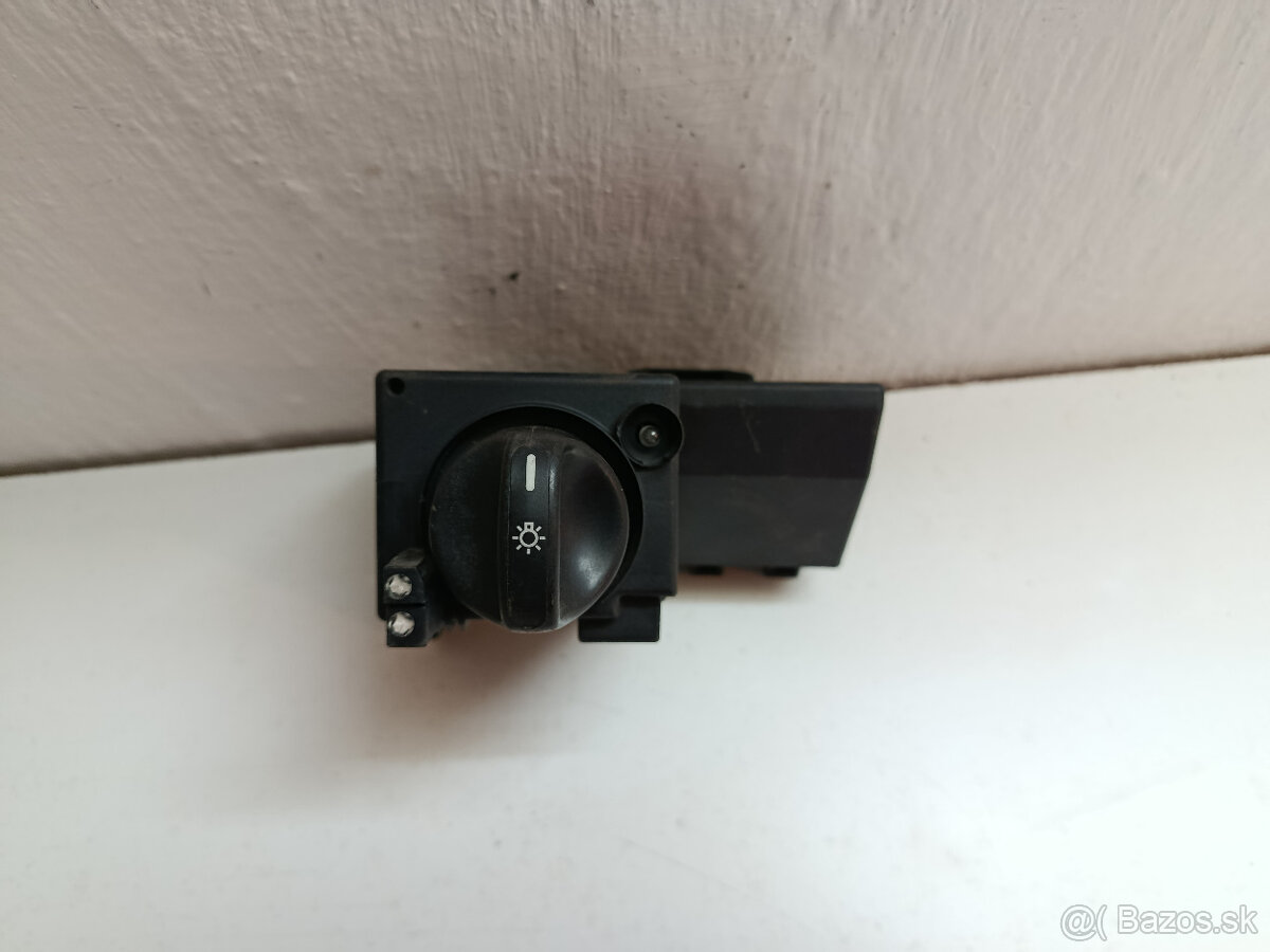 vypinac svetiel mercedes e 2105450104 40€