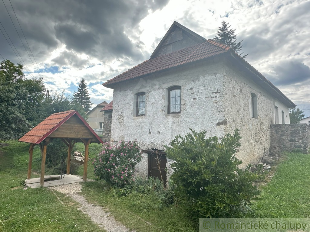 200-ročná kamenná chalupa v horách, obec Lipovec
