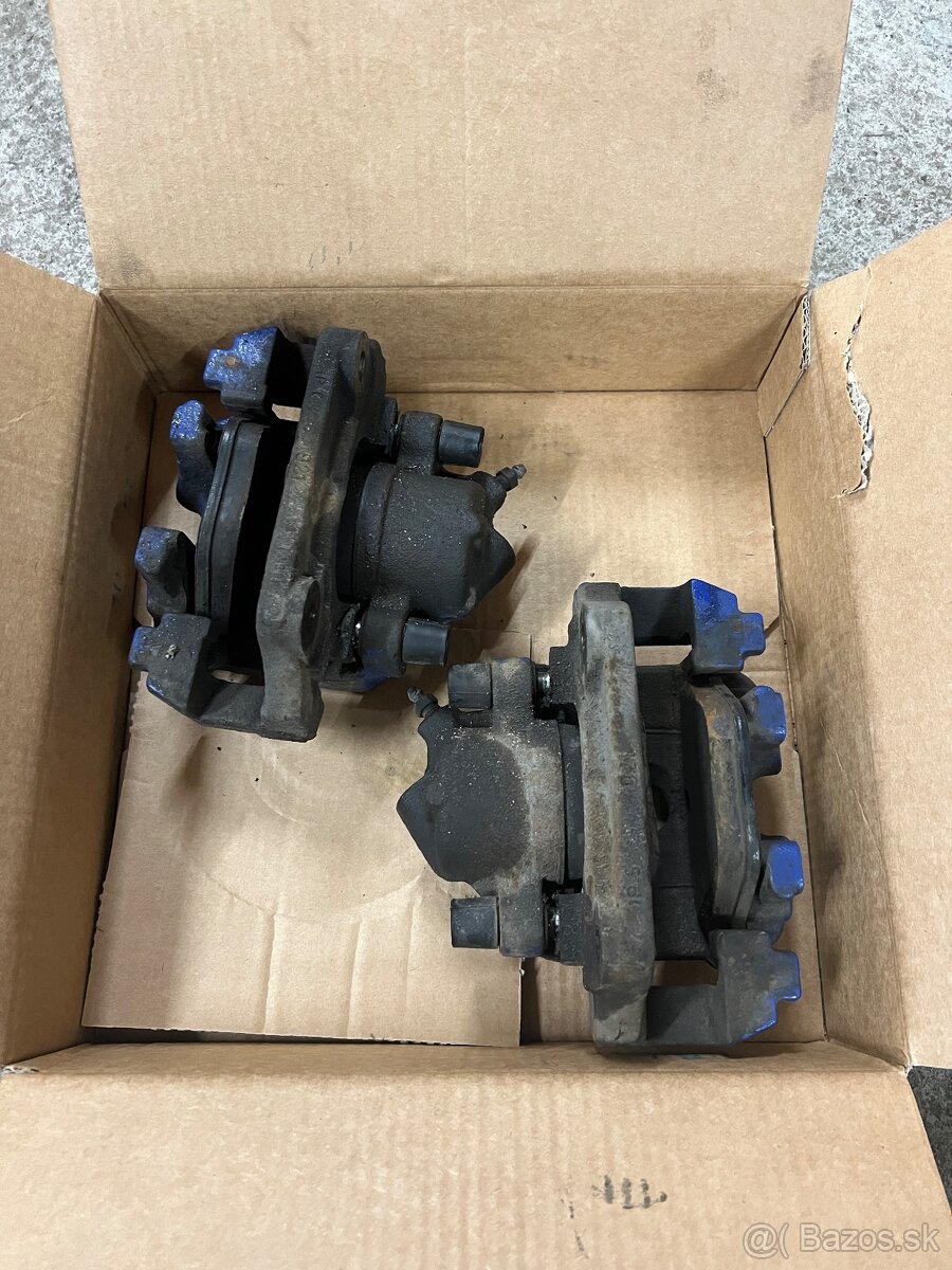 Predné strmene bŕzd a držiaky BMW E90