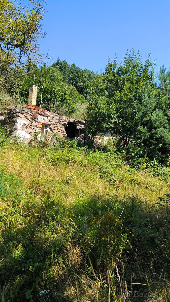 REZERVOVANE.Výnimočný pozemok na samote s domom