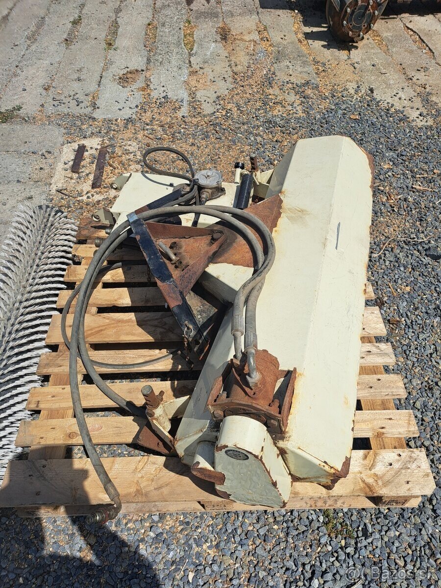 Zametacia kefa metla pre malotraktor