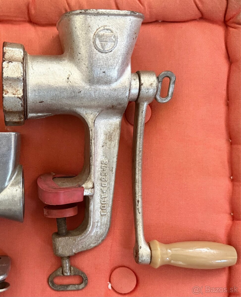 RETRO MLYNČEK NA MÄSO