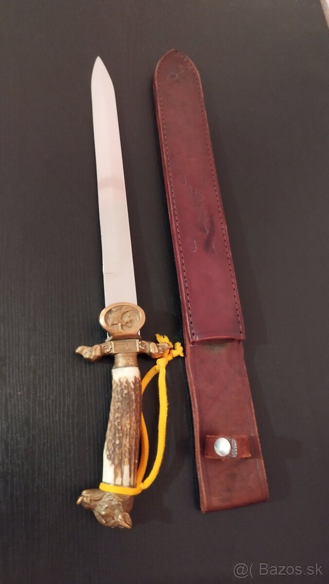 Poľovnícky nôž na predaj.