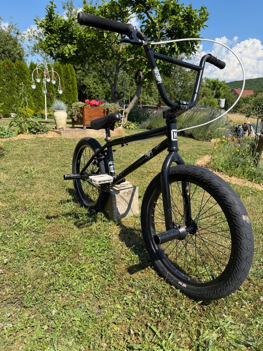 Kink gap
