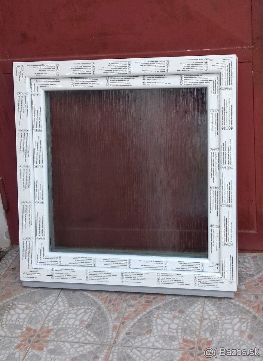 Predam plastove okno 90x90 trojsklo nepriehladne sklo (WC,)