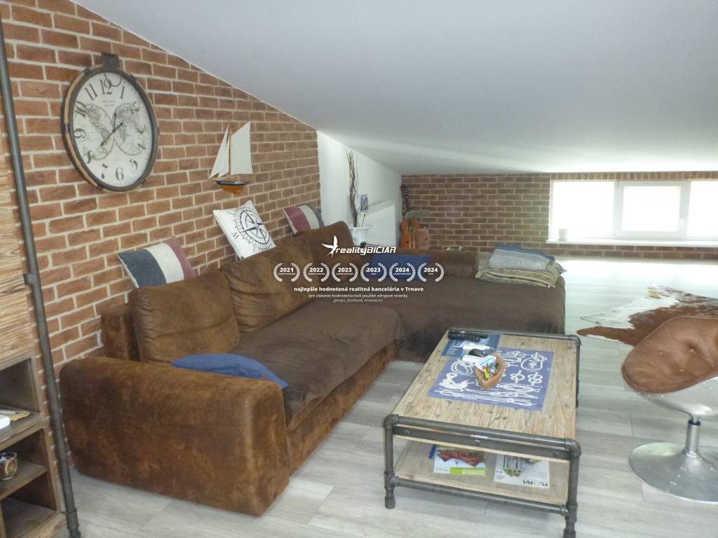 Na prenájom krásny byt v podkroví 2km od Senca a 17km od Bra