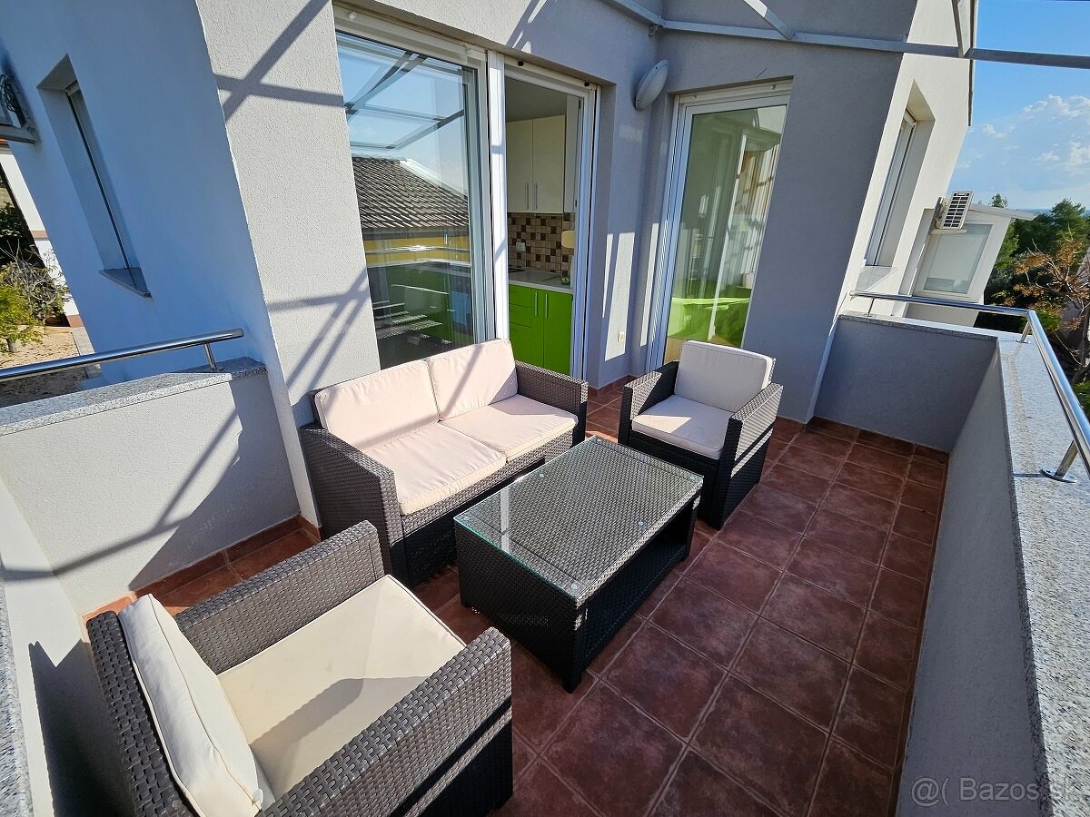 Chorvátsko, pekný 1 izbový apartmán s parkingom na VIRe.