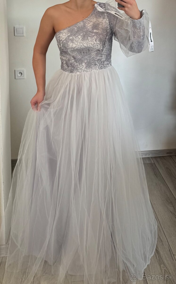 Biele šaty na rameno M/38