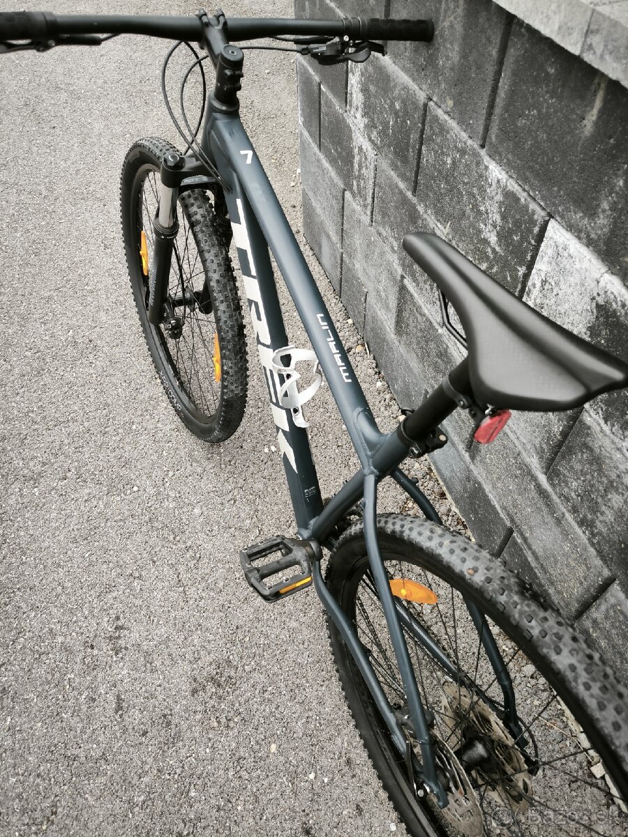 Trek Marlin 7 tmavomodrá