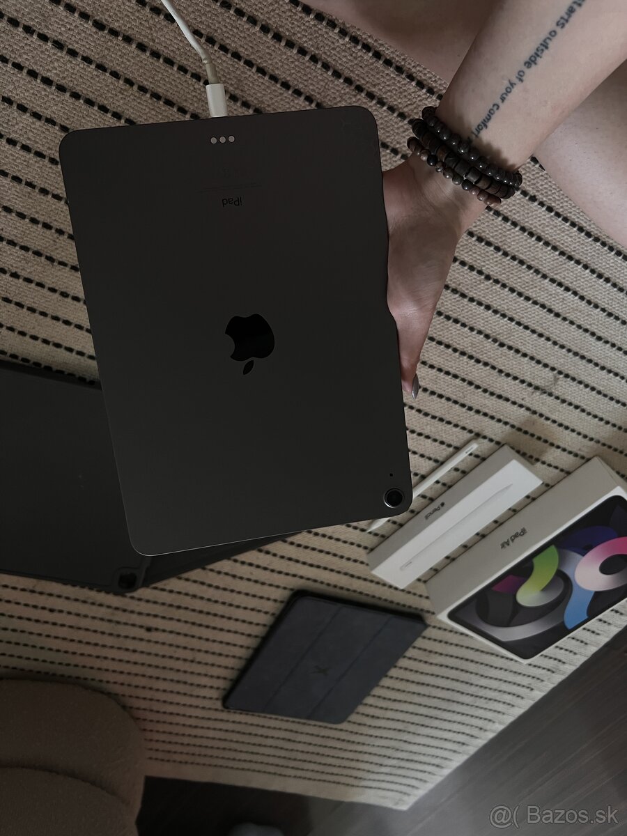 IPad Air 4th gen. 64gb + apple pencil + ZAGG klavesnica