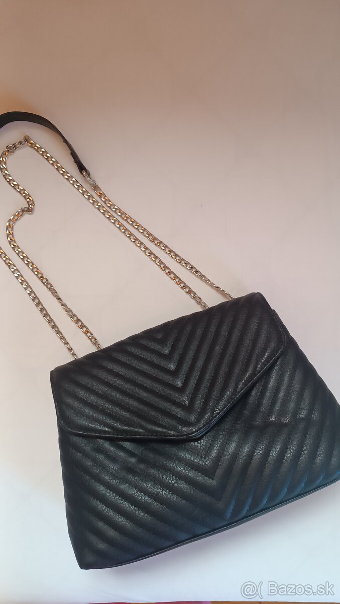 Čierna kabelka na plece elegantná