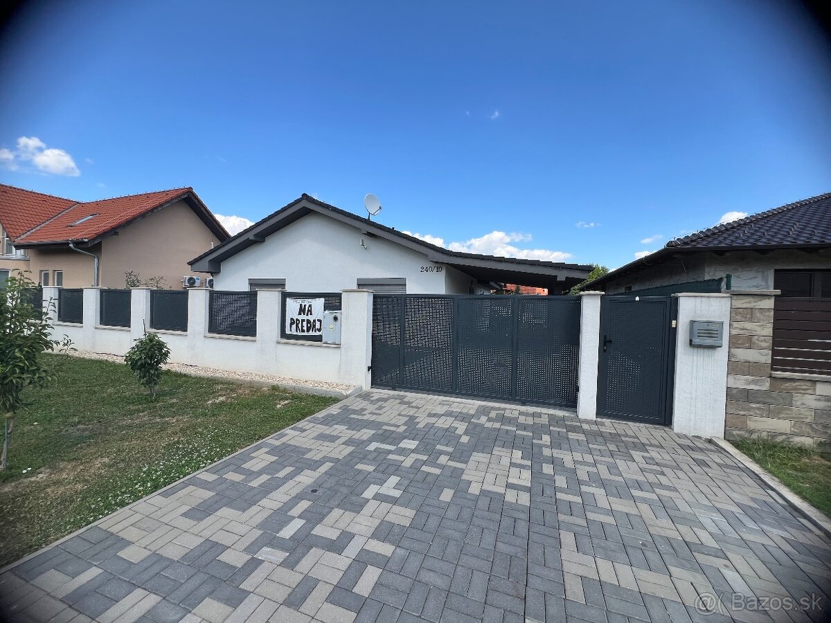 Moderný rodinný dom s veľkou terasou a bazénom