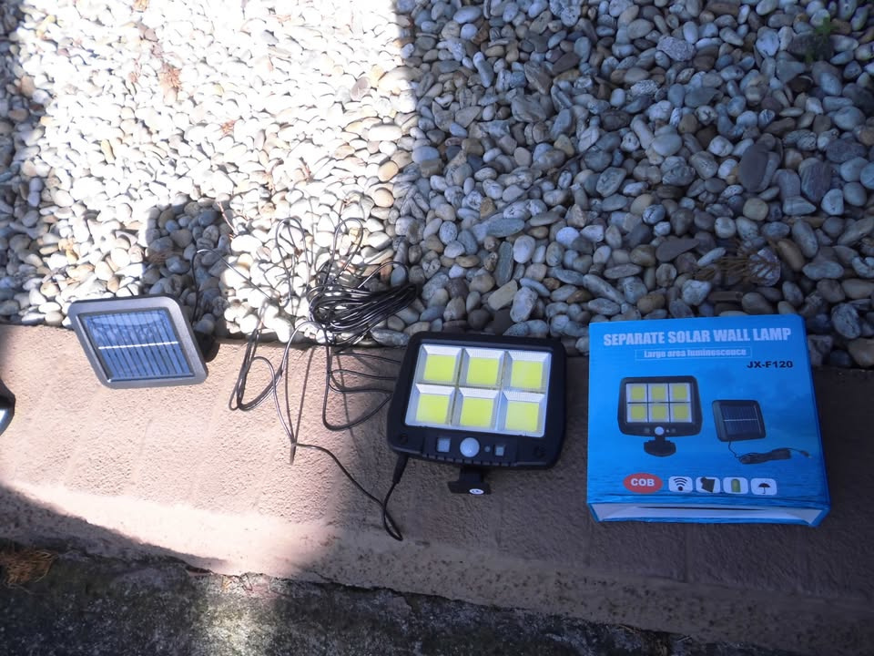 LED solárny nástenný reflektor čierny so senzor