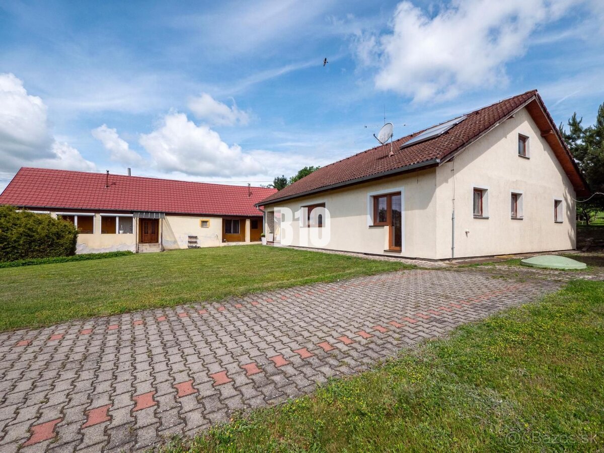 Ponuka rodinného domu s krásnym pozemkom a dvojgarážou