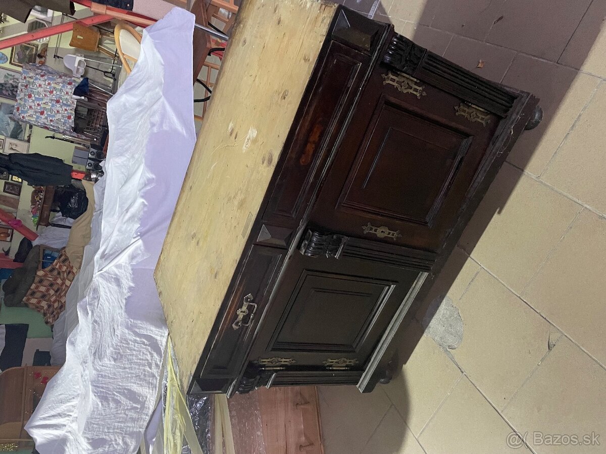 STAROZITNA SKRINKA S MRAMOROVOU DOSKOU