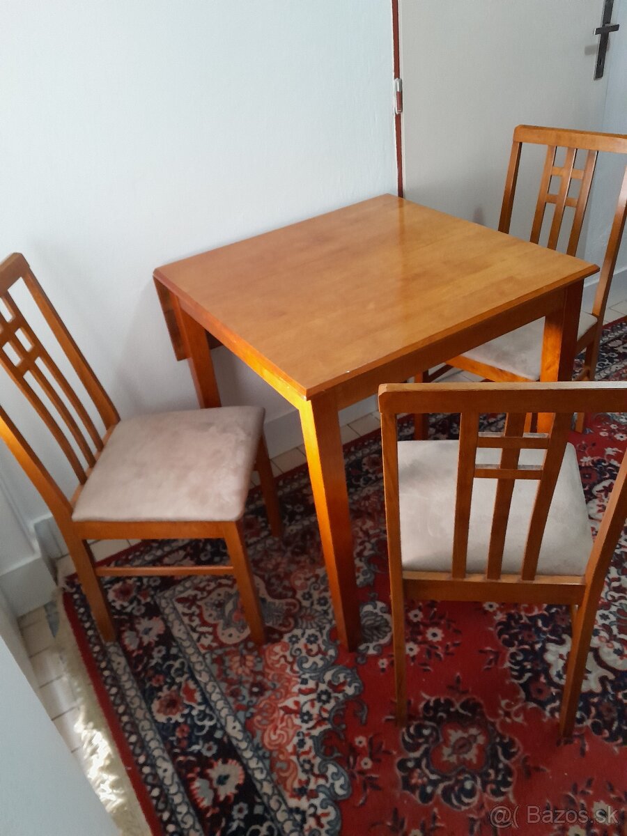 Kuchynsky stôl z troma stolickamy