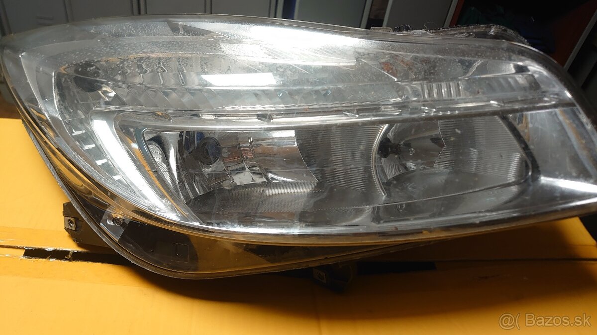 Svetlome opel insignia A pravy predny